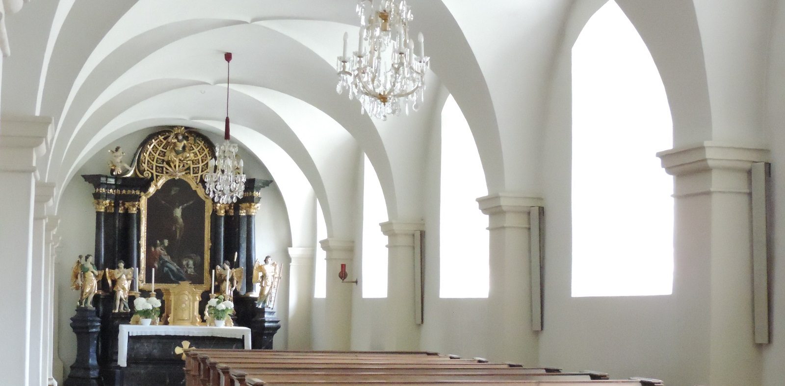 Stiftsbasilika-Geras-Seitenschiff-Kreuzaltar