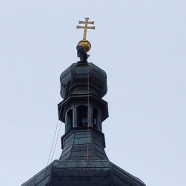 Demontage Kreuz der Stiftsbasilika