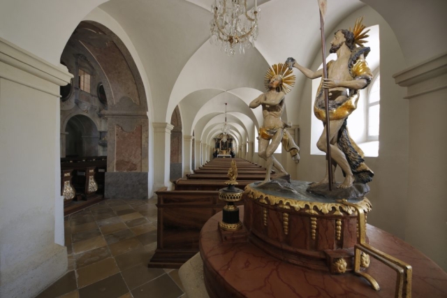 Kloster Geras - Kirche Seitenschiff Kreuzalter (c) Wunderer